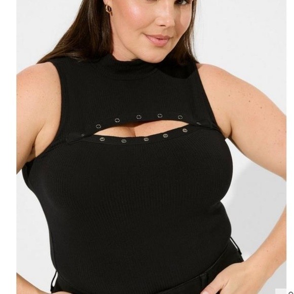 NWT Torrid Black Rib Mock Neck Cut Out Snap Crop Tank Size 4X - Picture 1 of 5